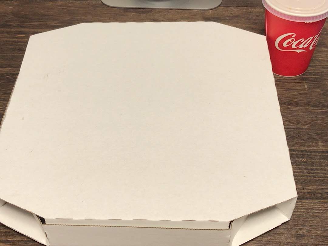 箱に入ったピザ